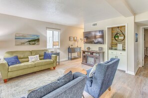 Apartment (2 Bedrooms) | Living area | TV, fireplace