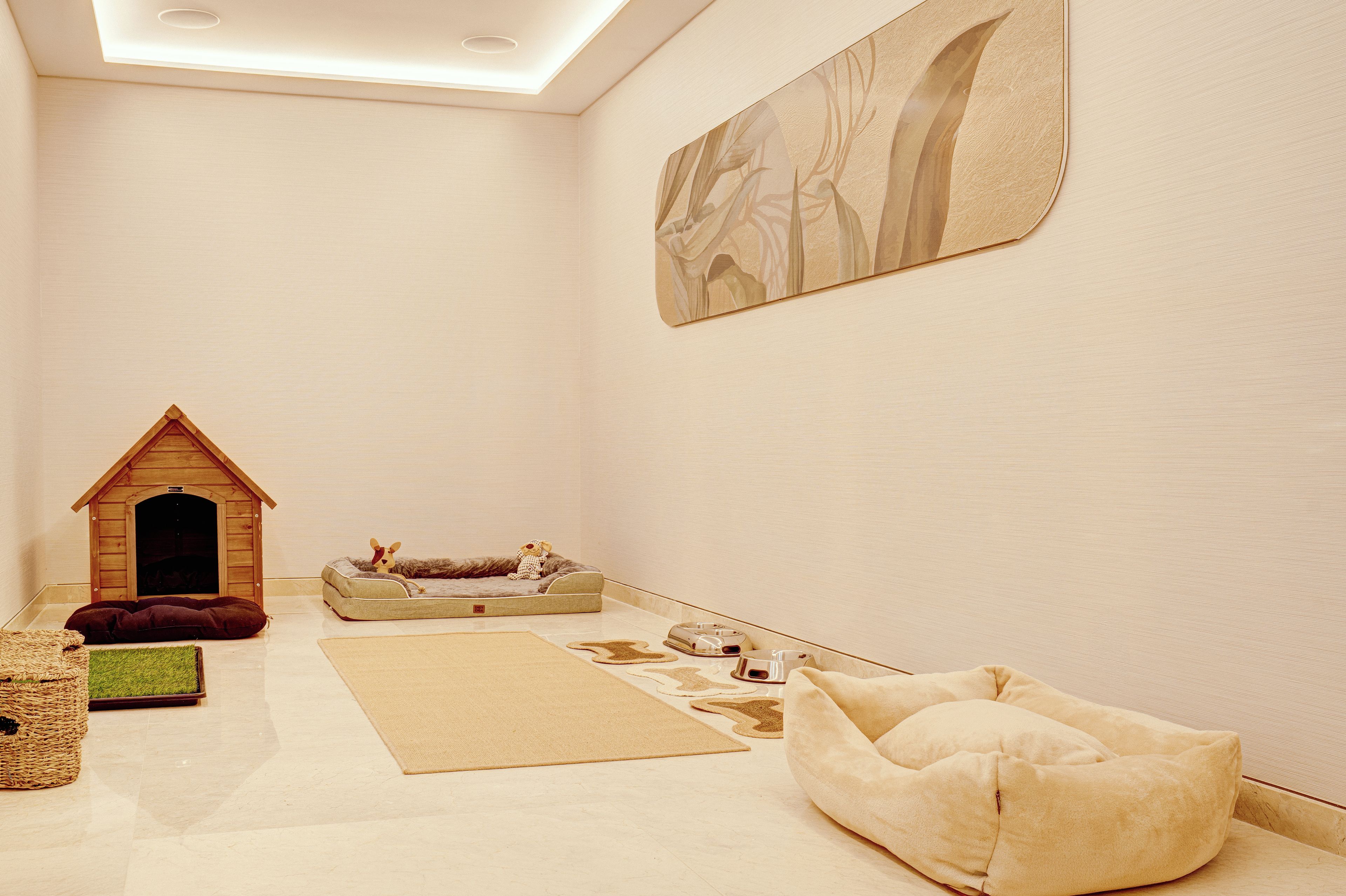 Una habitación con una casita de madera, un rincón de asientos acogedor y una obra de arte colgada en la pared.