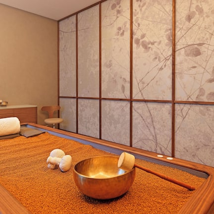 Couples treatment rooms, sauna, hot tub, steam room, hot springs