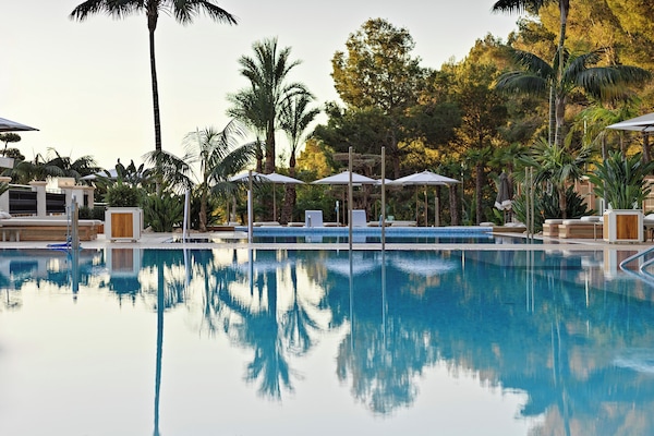 3 outdoor pools, pool loungers