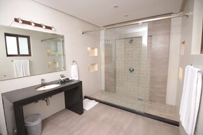 Deluxe Double Room | Bathroom | Towels, soap, shampoo, toilet paper