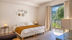 4 dormitorios, tabla de planchar con plancha, wifi y ropa de cama