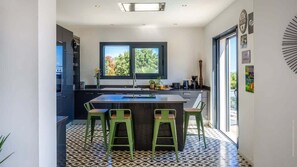 Réfrigérateur, four à micro-ondes, un four, surface de cuisson