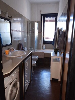 Hiustenkuivaaja, bidee, pyyhkeet, saippua