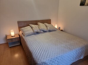 Apartment (One Bedroom Apartment with Balcony an) | 1 Schlafzimmer, Babybetten