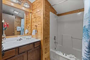 Jetted bath, hair dryer, towels - New Listing! Hot Tub, Foosball, Fireplace, Pool Table, & Free Attractions! (Sevierville)