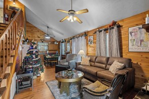 テレビ、暖炉、テーブルサッカー台