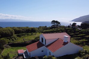 House | 4 bedrooms, desk, Internet - Liiiving in A Ores - Ocean View House (Sao Roque do Pico)