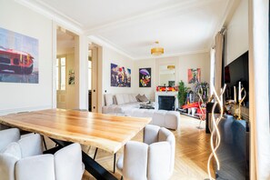 Smart TV, fireplace - Arc de Triomphe Luxury Apartment  (Paris)