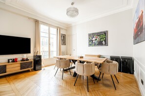 Dining - Arc de Triomphe Luxury Apartment  (Paris)