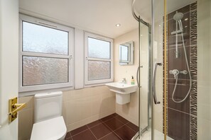 Standard Double Room | Bathroom | Hair dryer, towels, soap, shampoo