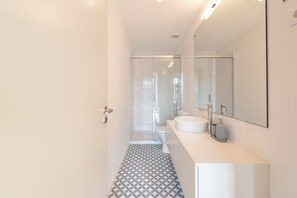 Hair dryer, towels, soap, shampoo - Unusual House (Porto)