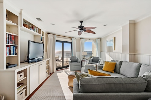 Oceanfront Escape in Wild Dunes – Stunning Views Await!