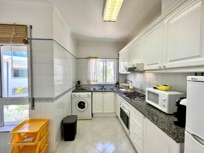 Frigorifero, microonde, forno, piano cottura