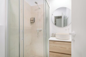 Dusche, Haartrockner, Handtücher, Seife