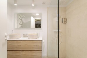 Dusche, Haartrockner, Handtücher, Seife