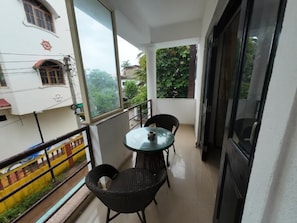 Classic Double Room, Pool View | Balkoni