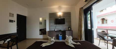 Escritorio, espacio para trabajar con laptop y wifi gratis