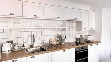 Jääkaappi, uuni, astianpesukone, ruokailupöytä