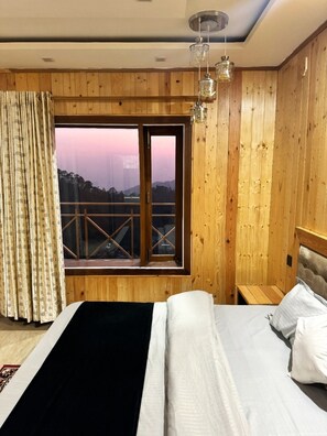 Deluxe tweepersoonskamer, uitzicht op de stad | Gratis wifi, beddengoed