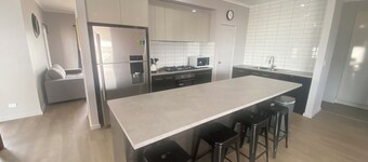 Lofty's Shack - Modern 3 bedroom, Free WiFi!, Off peak special!