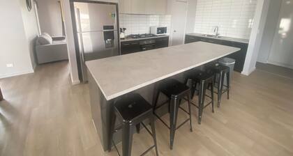 Lofty's Shack - Modern 3 bedroom, Free WiFi!, Off peak special!