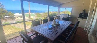 Alba - Stunning sea views, Free WiFi! Off peak special!