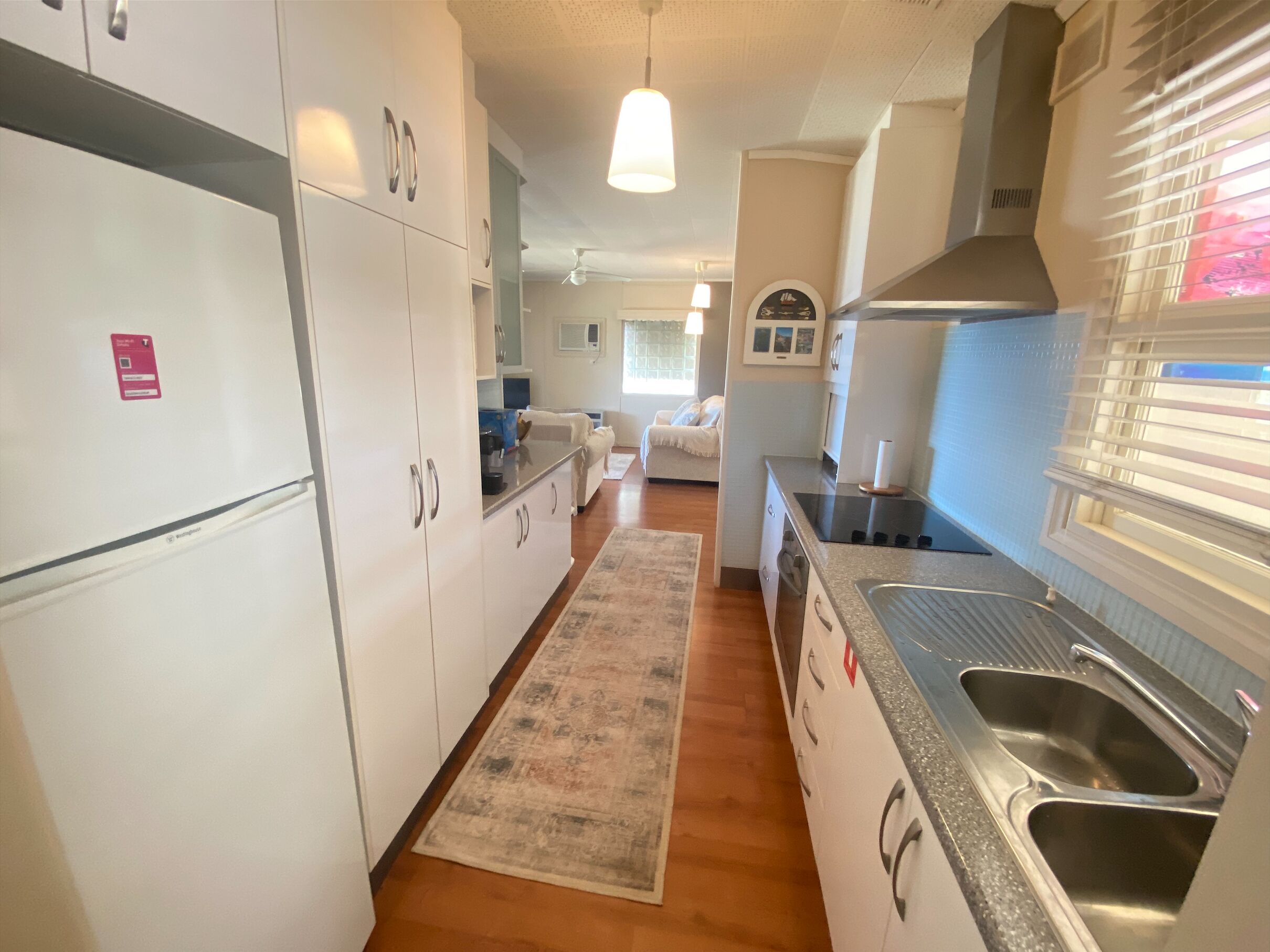 Microondas, horno, tostadora y utensilios de cocina 