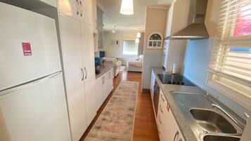 Microondas, horno, tostadora y utensilios de cocina