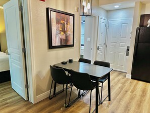 Dining - Disney Area Condo, 2 Queen Beds, Full Kitchen, Free Park Shuttle (Orlando)