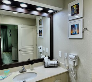 Shower, hair dryer, towels, soap - Disney Area Condo, 2 Queen Beds, Full Kitchen, Free Park Shuttle (Orlando)