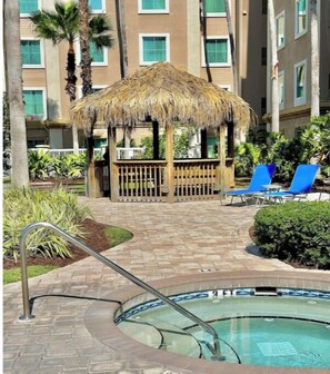 Outdoor spa tub - Disney Area Condo, 2 Queen Beds, Full Kitchen, Free Park Shuttle (Orlando)