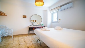 Apartamento, sacada, vista para o mar | 2 quartos, Wi-Fi de cortesia, individualmente mobiliados