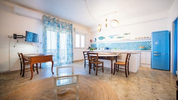 Apartment, Balkon, Meerblick | Wohnbereich | 32-Zoll-Flachbildfernseher mit Kabelempfang
