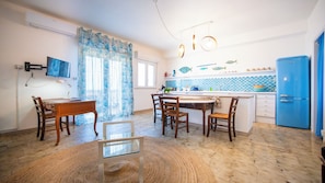 Apartamento, sacada, vista para o mar | Área de estar | TV de tela plana 32 polegadas com canais a cabo
