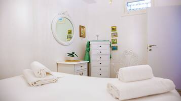 Appartamento, balcone, vista mare | 2 camere, Wi-Fi gratuito, con arredamento individuale