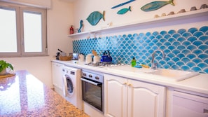 Apartment, Balcony, Sea View | Dapur peribadi | Pembakar roti 