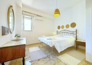 Apartemen, balkon, pemandangan laut | 2 kamar tidur dan dilengkapi dengan perabotan berbeda-beda