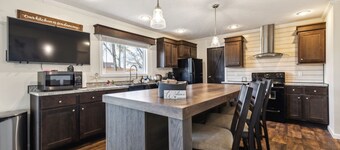 Sunsets & Serenity: Port Clinton Waterfront Stay 3 Bedroom Home