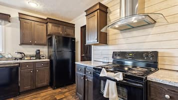 House, 3 Bedrooms | Private kitchen | Fridge, oven, coffee/tea maker, toaster