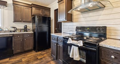Sunsets & Serenity: Port Clinton Waterfront Stay 3 Bedroom Home