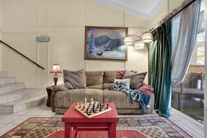Appartement, 2 slaapkamers | Woonruimte | Een smart-tv