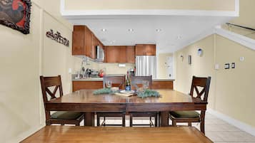 Condo, 2 Bedrooms | Dining