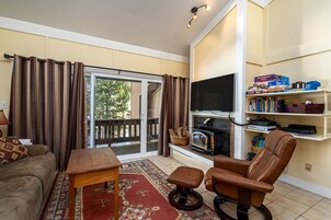 公寓式客房, 2 间卧室 | 起居区 | 智能电视、流媒体服务