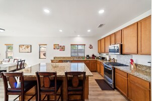 Casa, 4 quartos | Cozinha privada | Geladeira, fogão, cafeteira/chaleira, chaleira elétrica