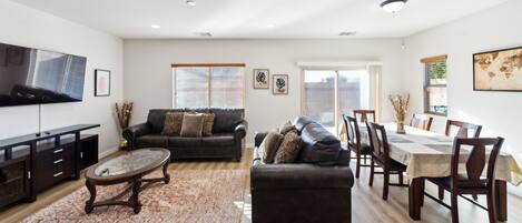 House, 4 Bedrooms | Living area