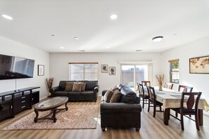 Ferienhaus, 4 Schlafzimmer | Wohnbereich | Smart-TV, Streaming-Dienste