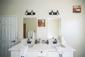 House, 4 Bedrooms | Interior