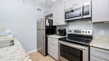 Condo, 2 habitaciones | Cocina privada | Refrigerador y cafetera y tetera