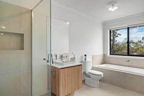 Shower, hair dryer, toilet paper - Beach Bliss by Ready Set Stay (Cowes)